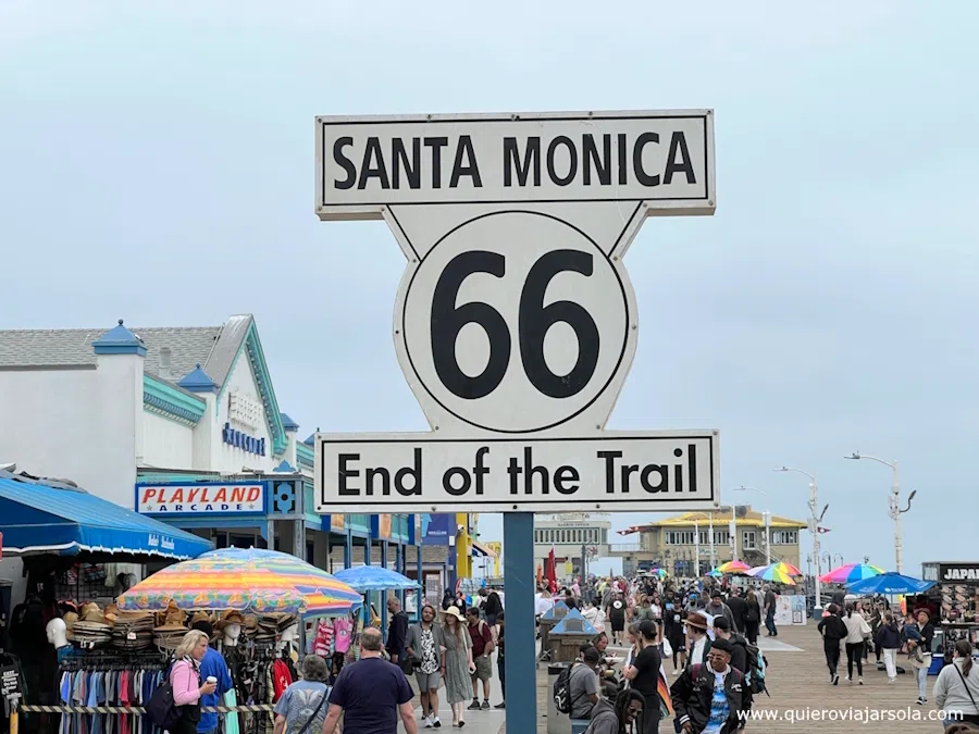 Cartel del fin de la ruta 66 en el muelle de Santa Mónica