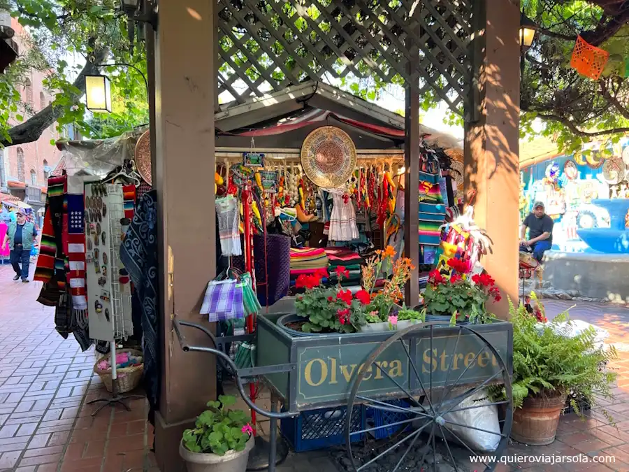 Un puesto en Olvera Street