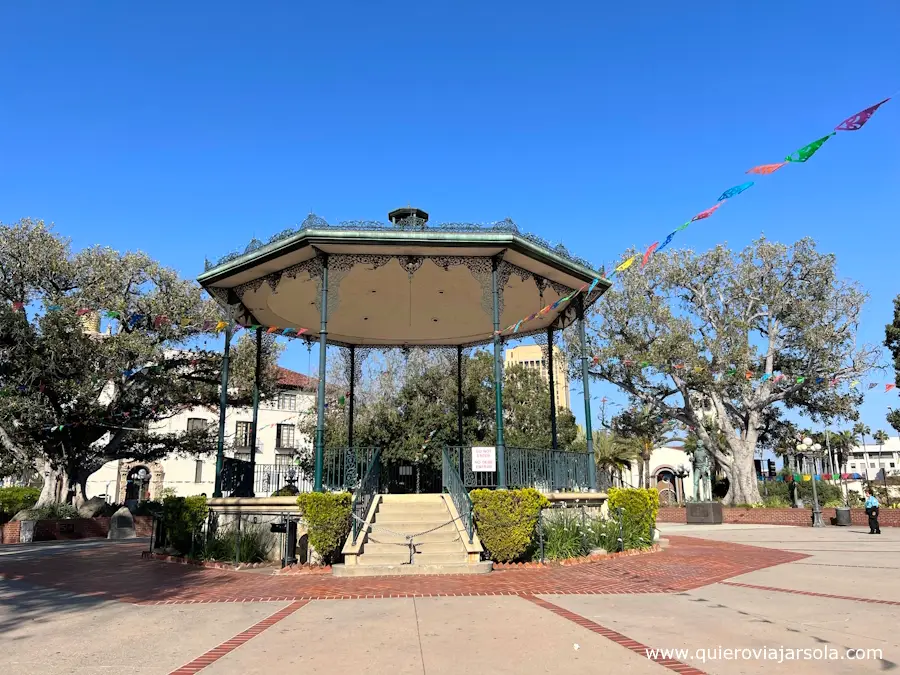 Quiosco de música en mitad de la plaza