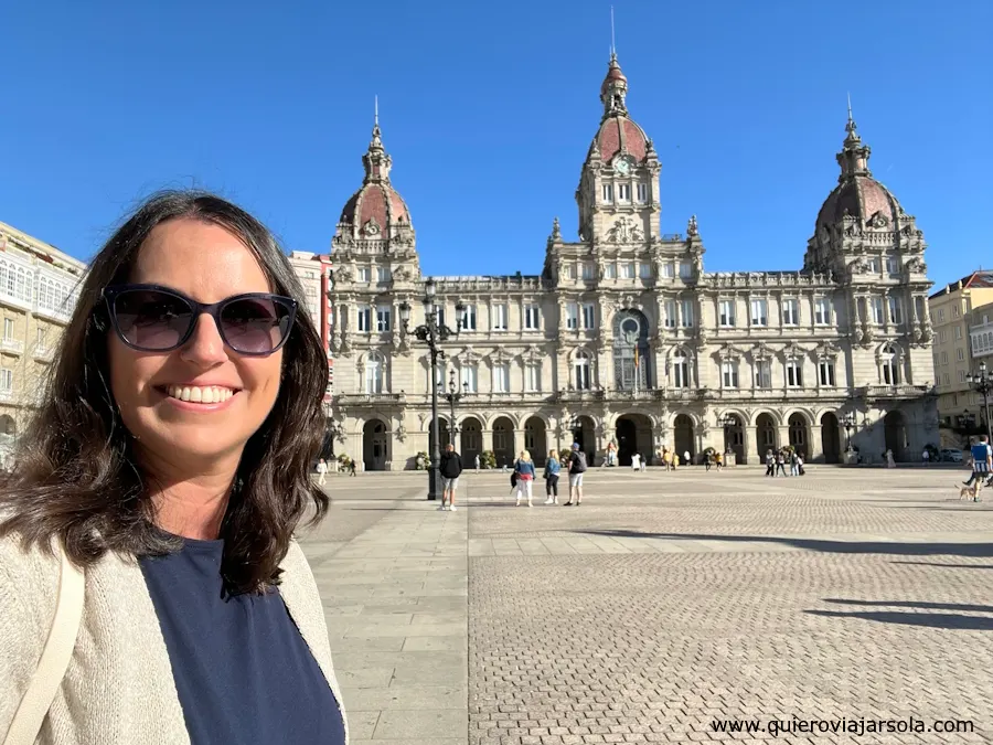 Yo frente al ayuntamiento en la Plaza de María Pita