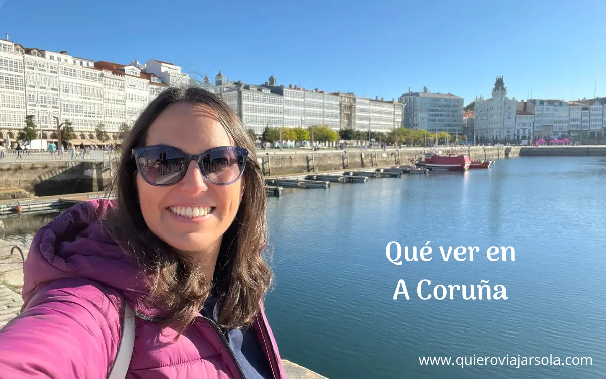 Yo en el puerto de A Coruña con las galerías de La Marina detrás