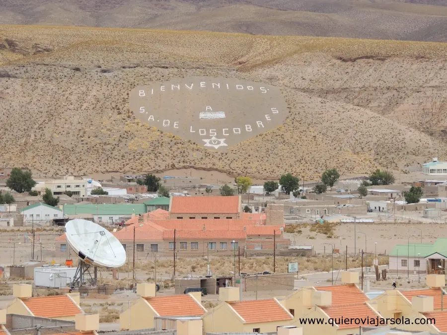 El cartel en el cerro junto al pueblo
