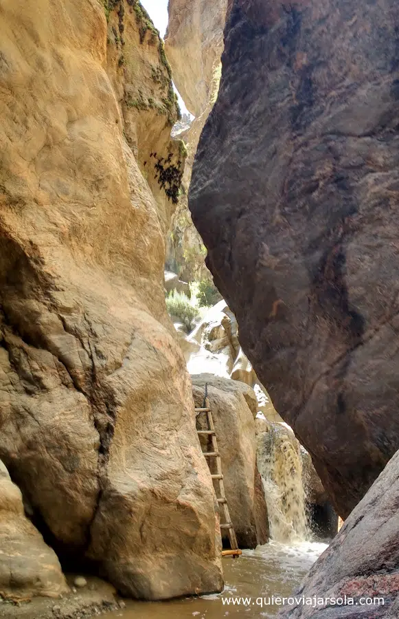 Cascada entre las rocas en el río de Amaicha del Valle