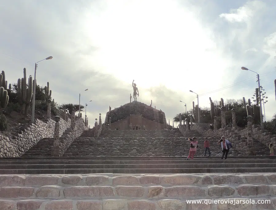 Escaleras hasta el monumento
