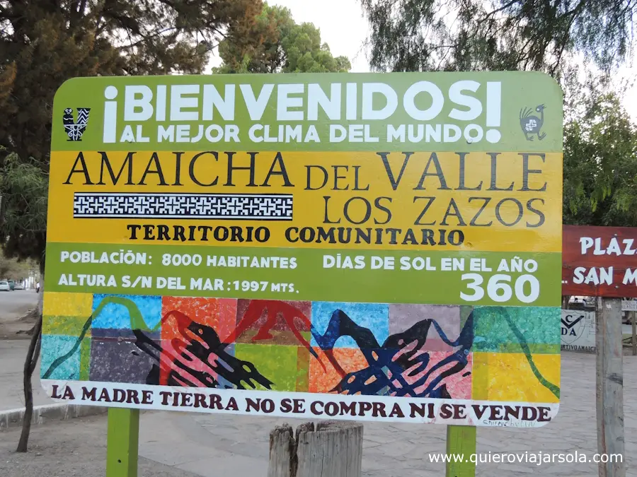 Cartel de bienvenida en Amaicha del Valle reivindicando los derechos de la comunidad