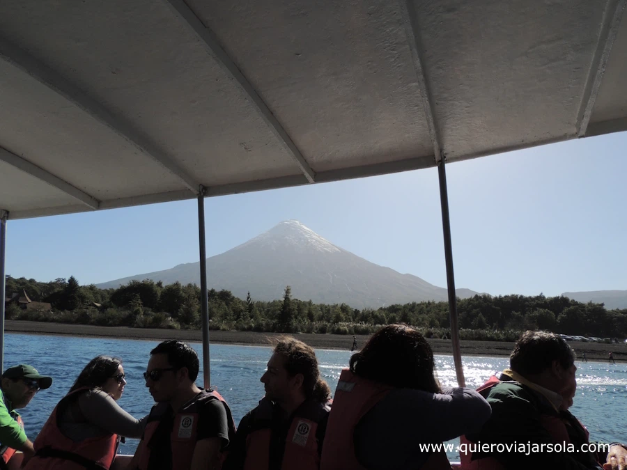 Mi catamarán navegando frente al volcán Osorno