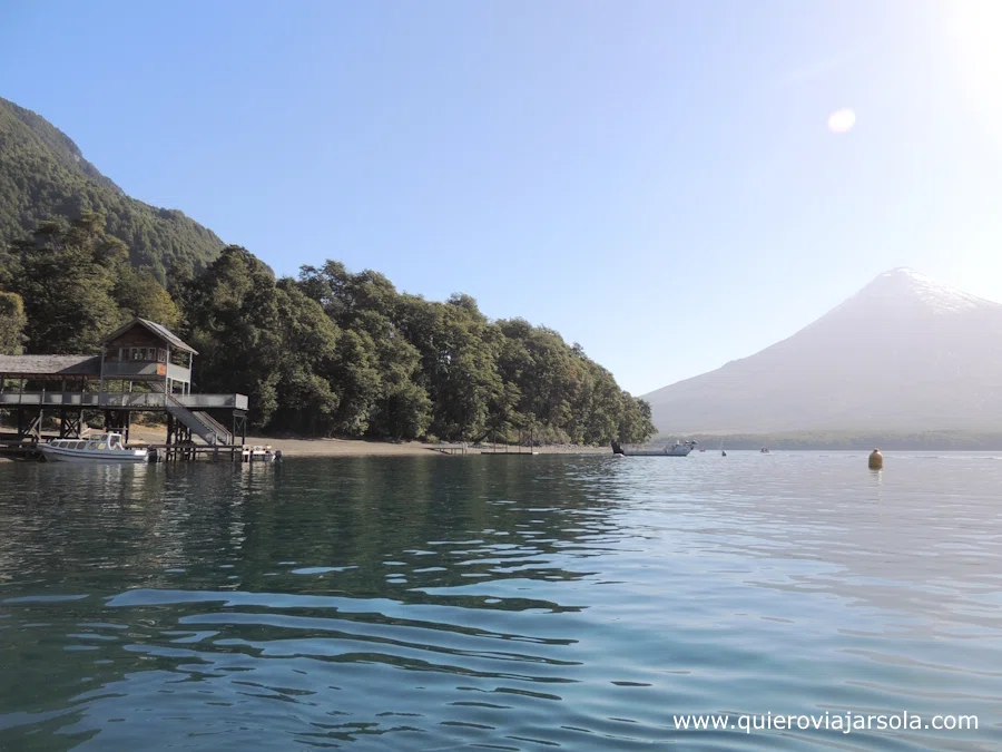 Un embarcadero junto al lago