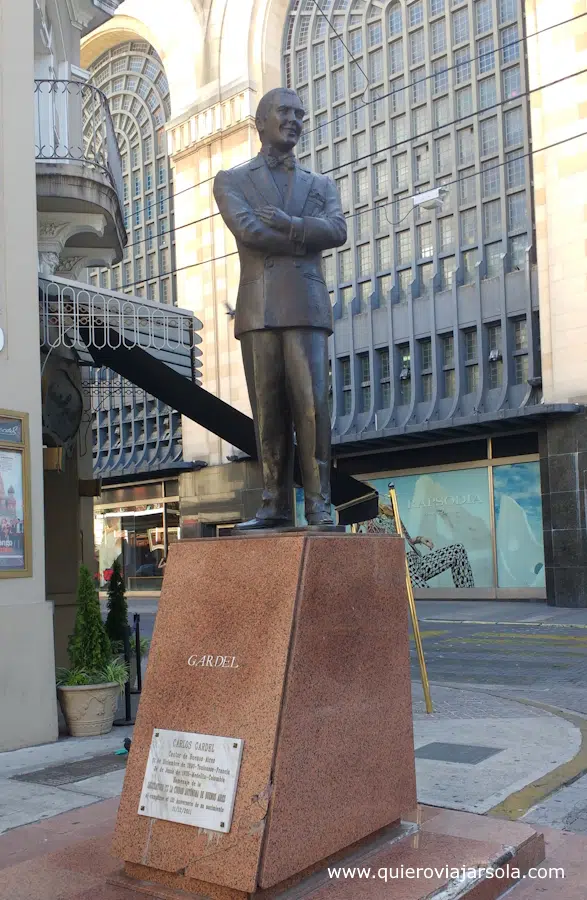 Estatua junto al mercado de Abasto