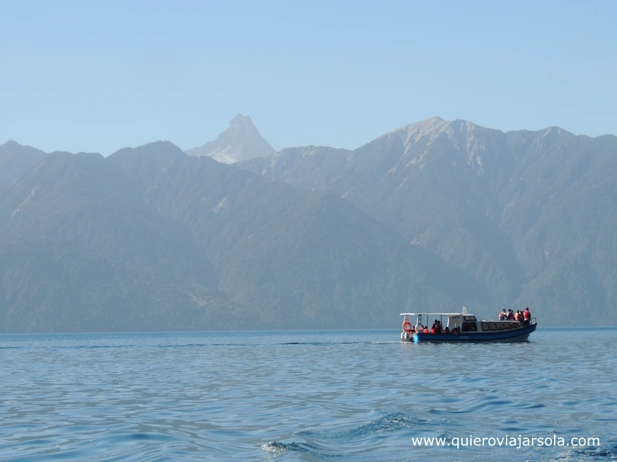 Barco navegando por el lago