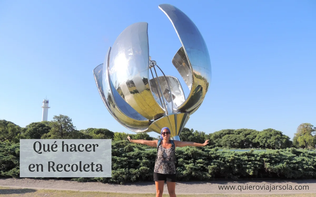 Yo junto a la Floralis Genérica