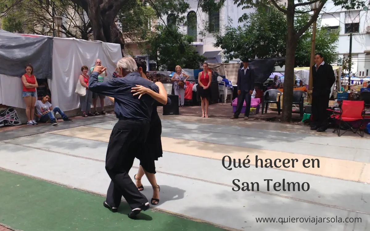 Una pareja bailando tango en la plaza Dorrego de San Telmo