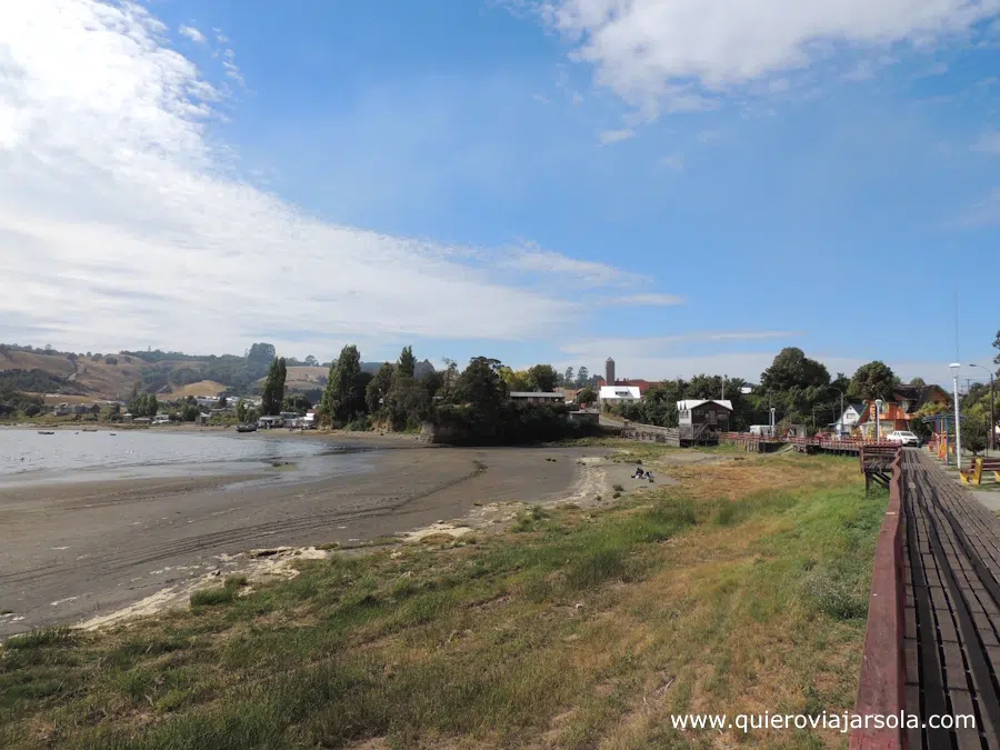 Paseo peatonal de madera junto al mar