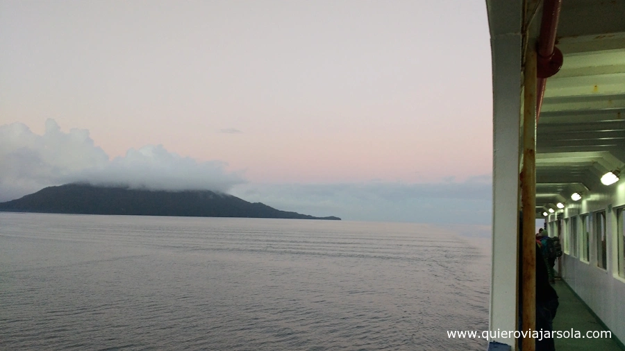 Vista del mar al amanecer desde el ferri