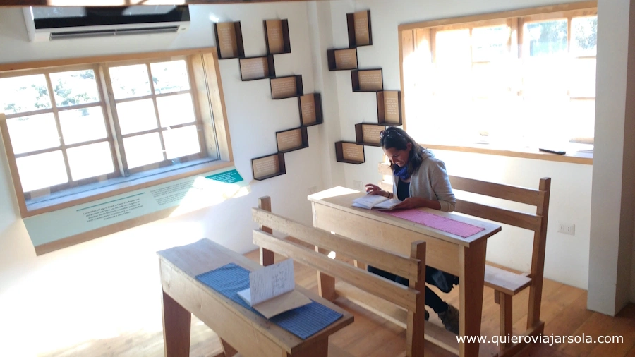 Yo en un pupitre de la escuela