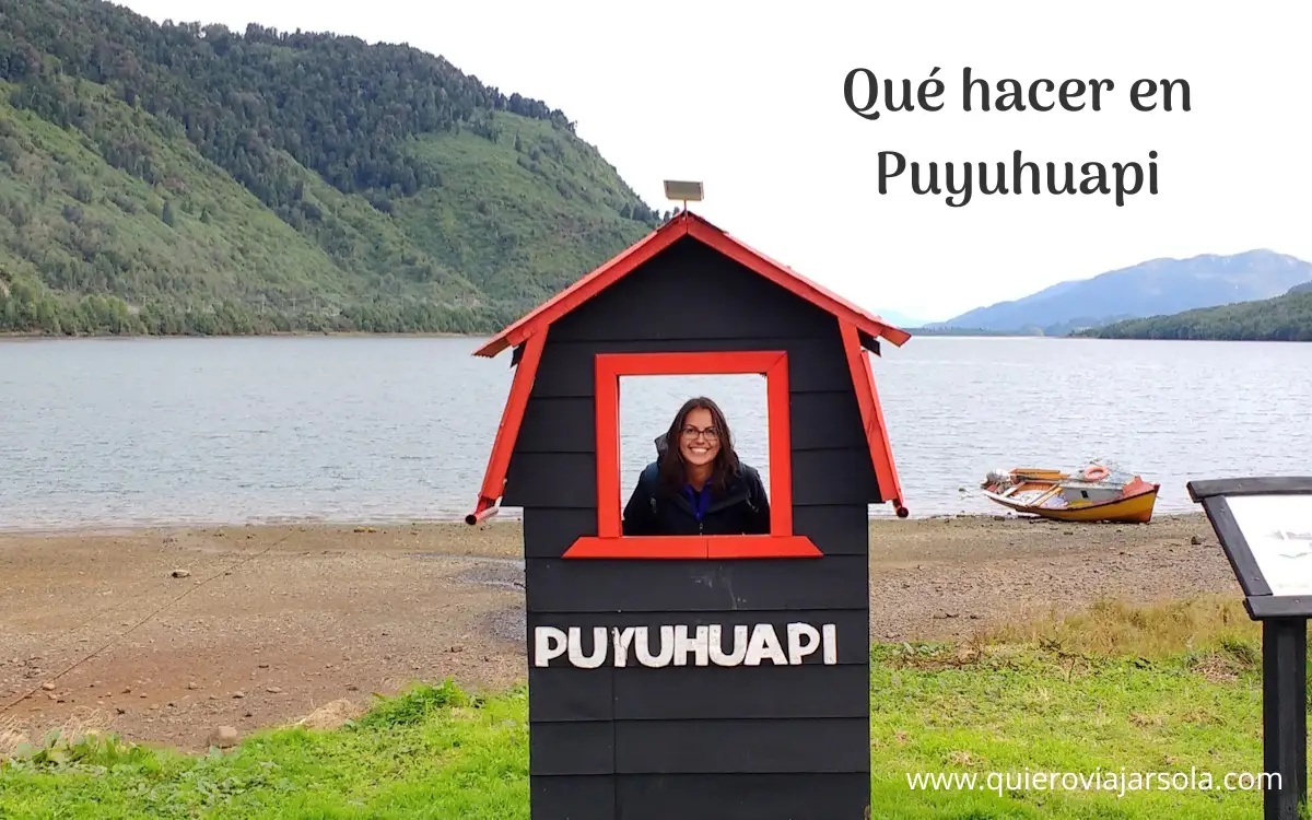 Yo en la casita con las letras de Puyuhuapi en la costanera
