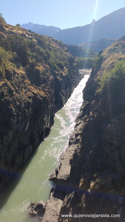 Río encajonado entre rocas visto desde el puente