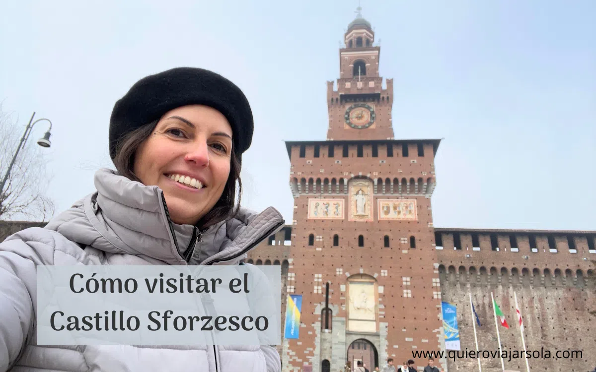 Yo junto a la torre de entrada al Castillo Sforzesco