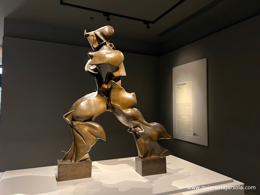 Escultura "Formas únicas de continuidad en el espacio" de Boccioni