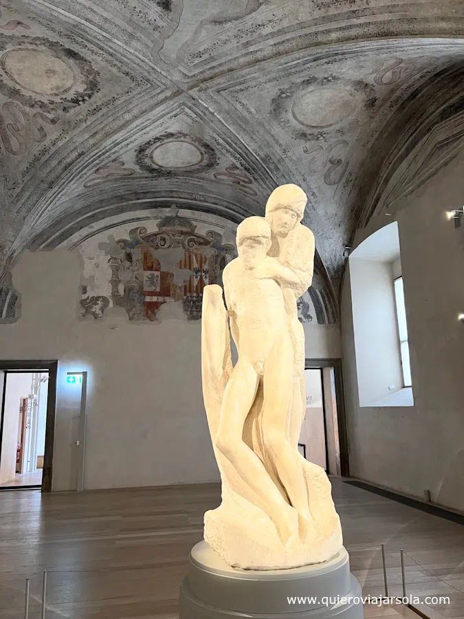 La Piedad Rondanini en su sala
