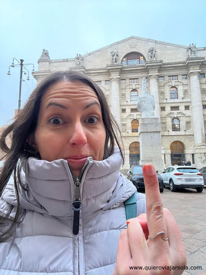 Yo haciendo la peineta como el monumento