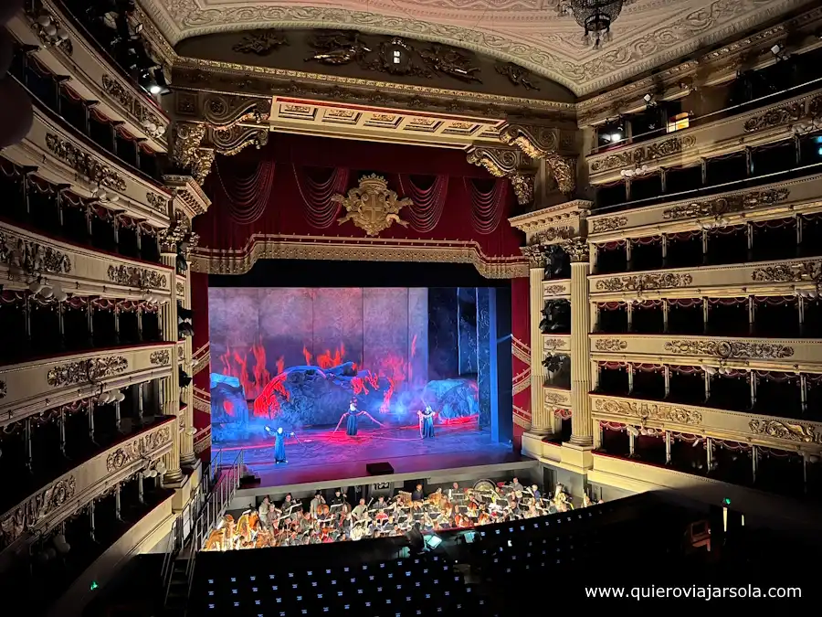 Ensayo de una obra en el teatro de la Scala