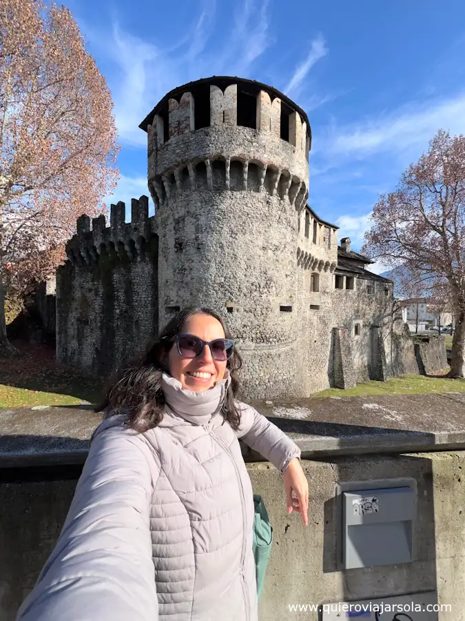 Yo junto a una torre del castillo