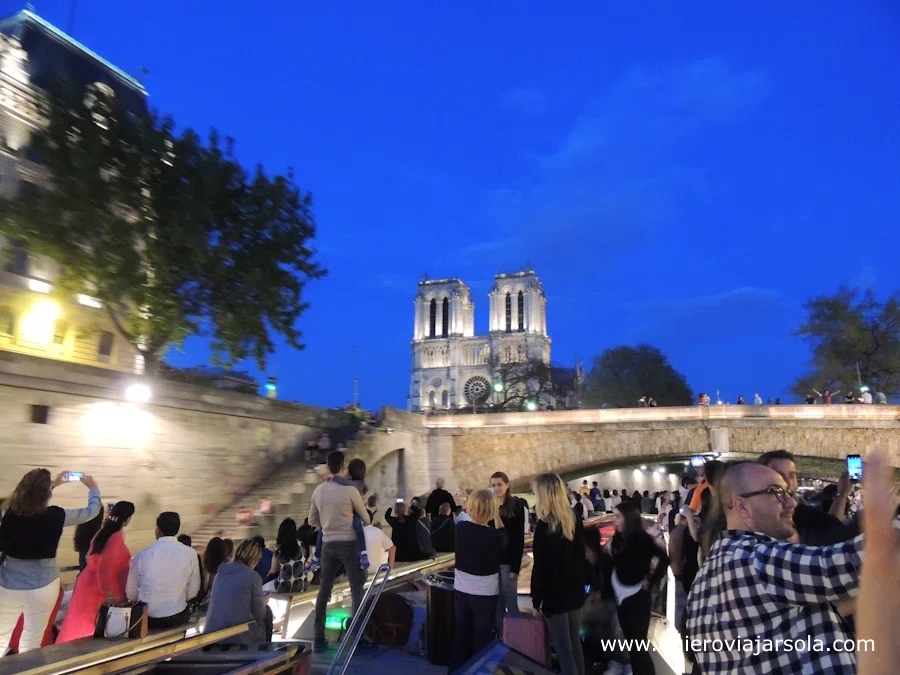 Gente en el barco al caer la noche