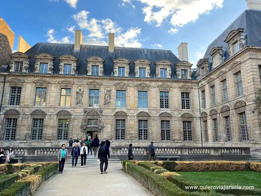 Patio del hotel de Sully