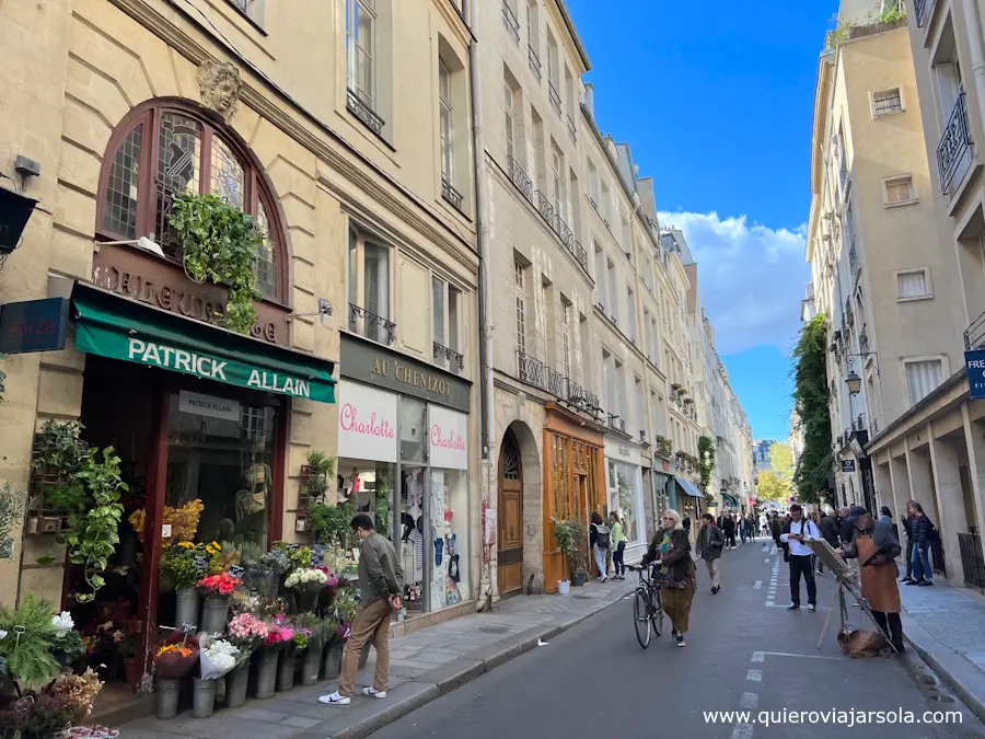 Gente paseando por una calle de la isla