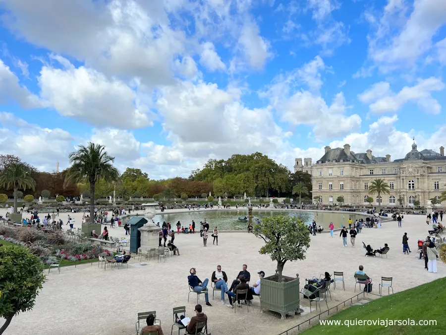 Jardines con el palacio de fondo