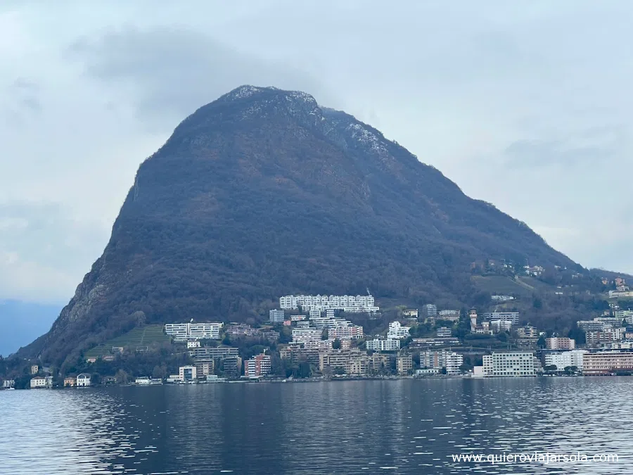 Vista del monte al fondo del lago