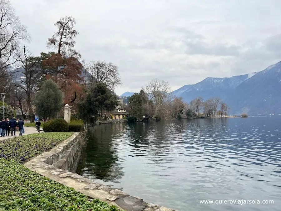 Zona del parque junto al lago