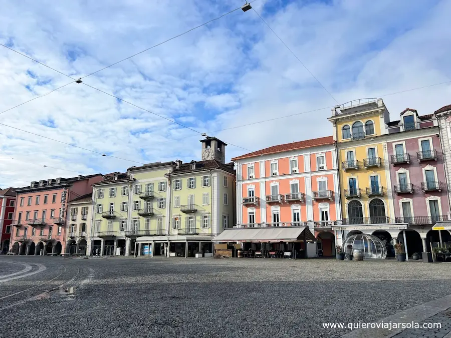 Edificios porticados en la Piazza Grande