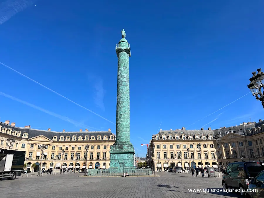 La columna en el centro de la plaza