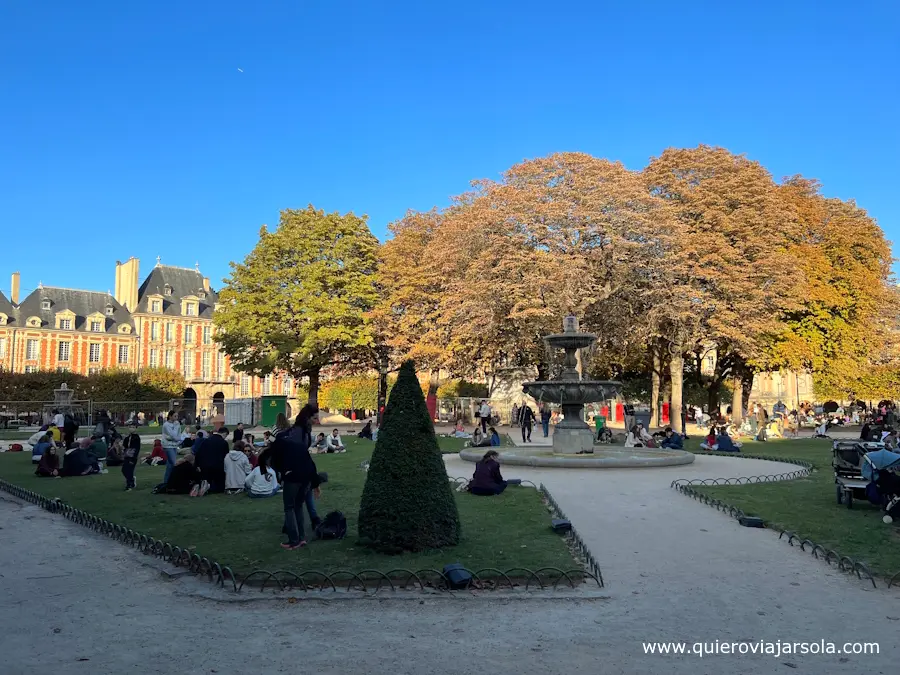 Estampa del parque una tarde otoñal