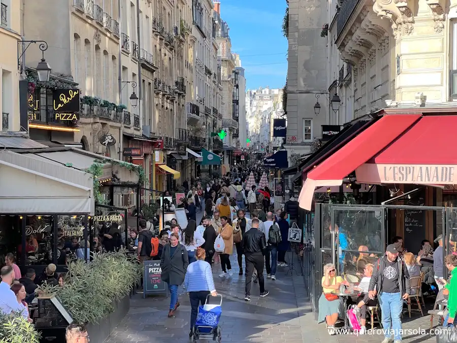 La calle por la tarde abarrotada