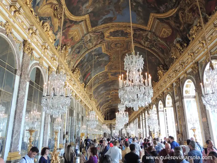 Gente visitando Versalles