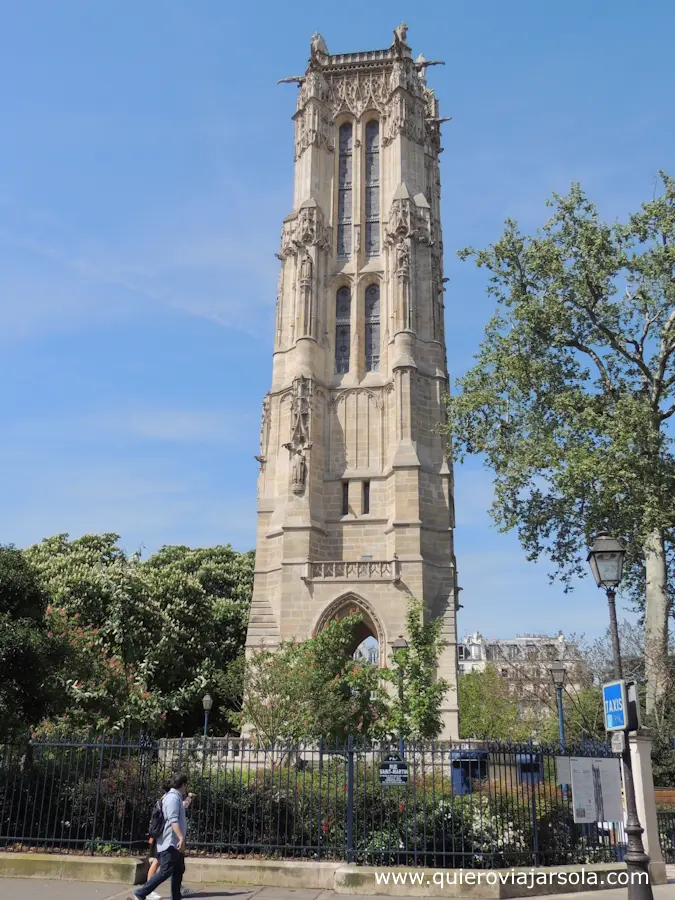 La torre rodeada del parque