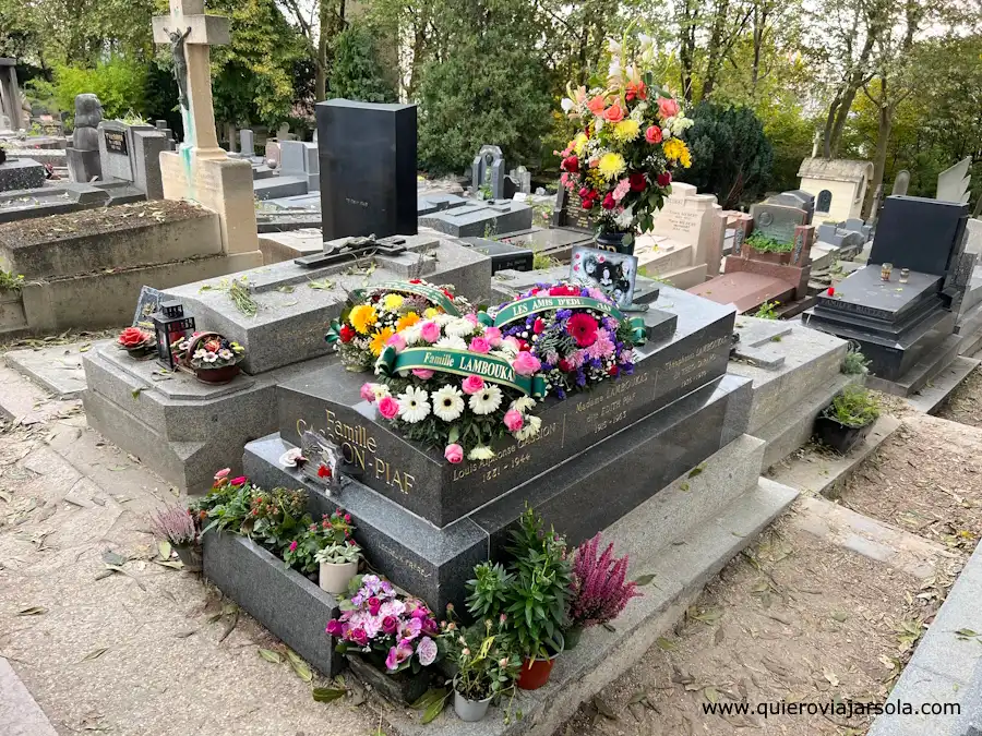 Flores adornando la tumba