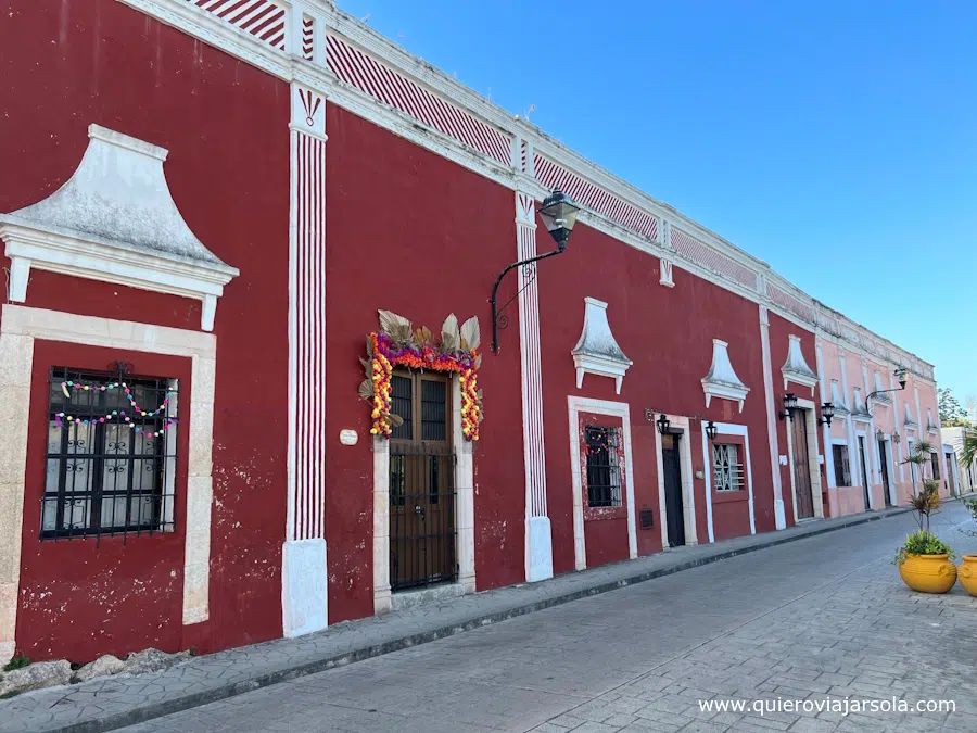 Casas coloniales en la calle