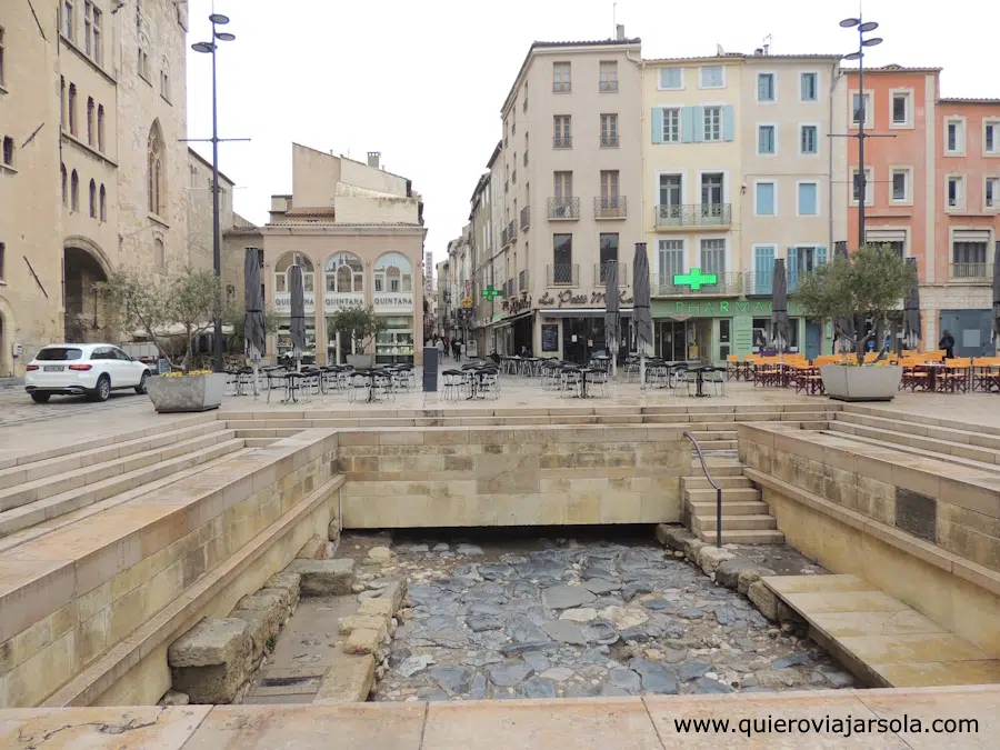 Vista de la calzada romana en el centro de la plaza