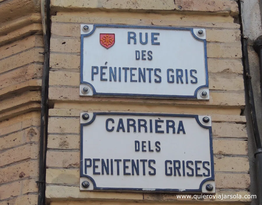 Cartel de una calle en francés y occitano