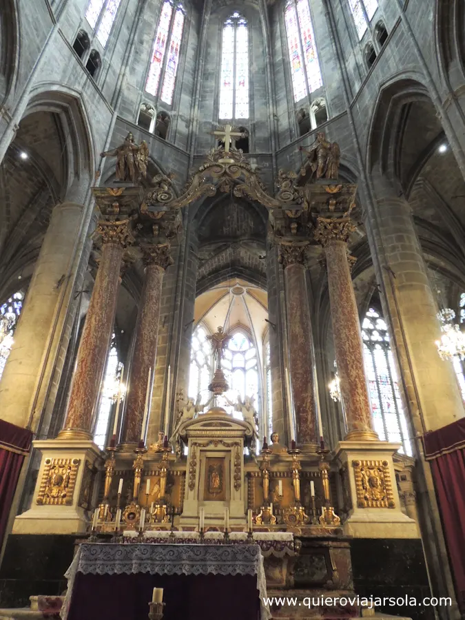 Altar mayor y vidrieras de la catedral