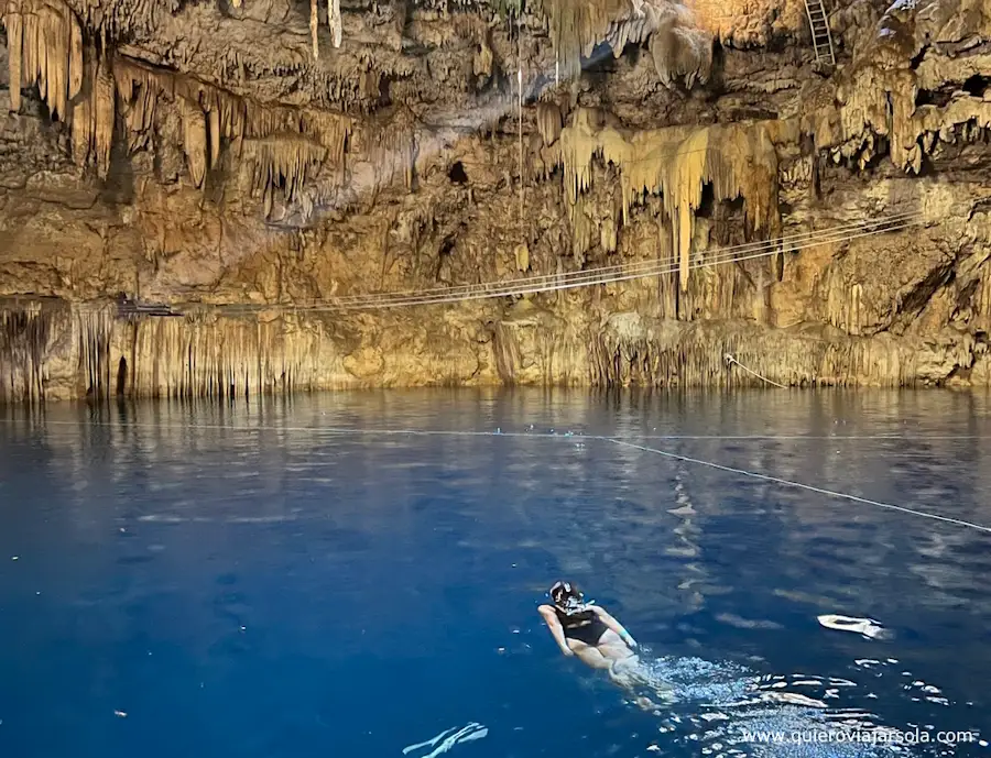 Yo nadando en el cenote Chukum en Yucatán