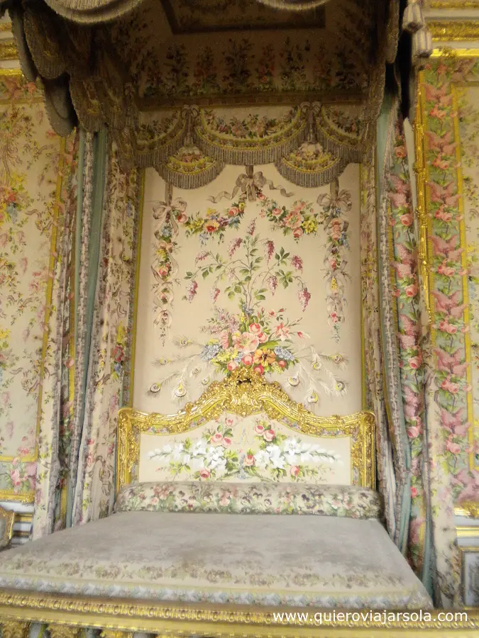 La cama del dormitorio de la reina