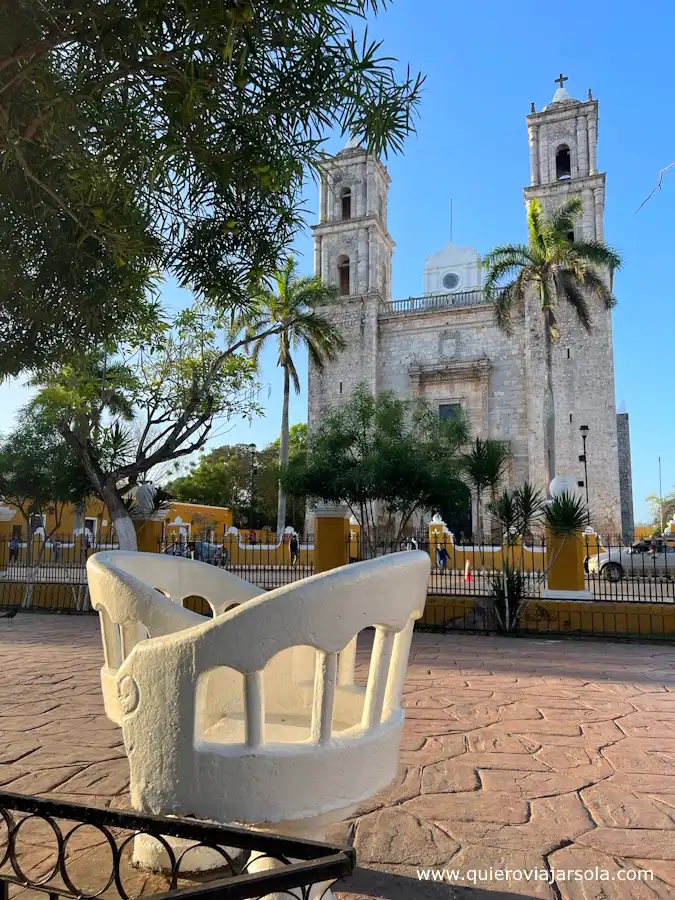 Sillas del parque con la iglesia detrás