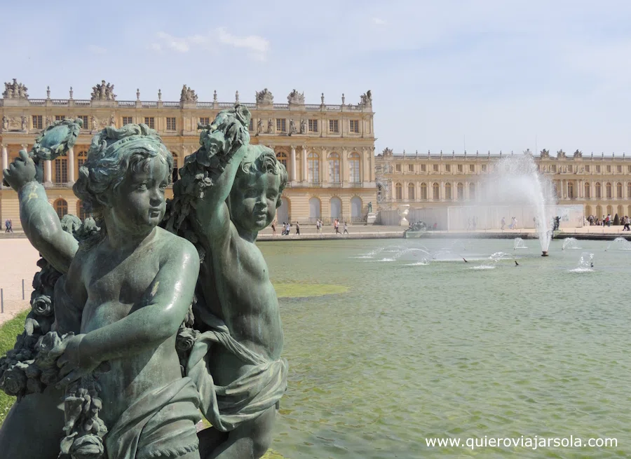 Fuente con estatuas de niños