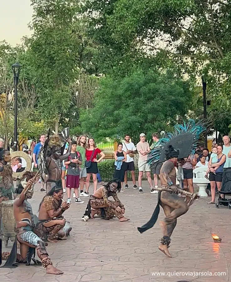 Grupo de artistas representando la cultura maya