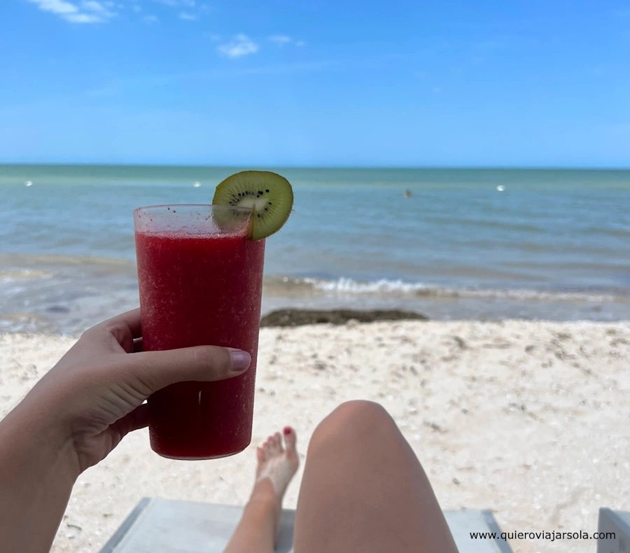Yo tomando un cóctel en una playa