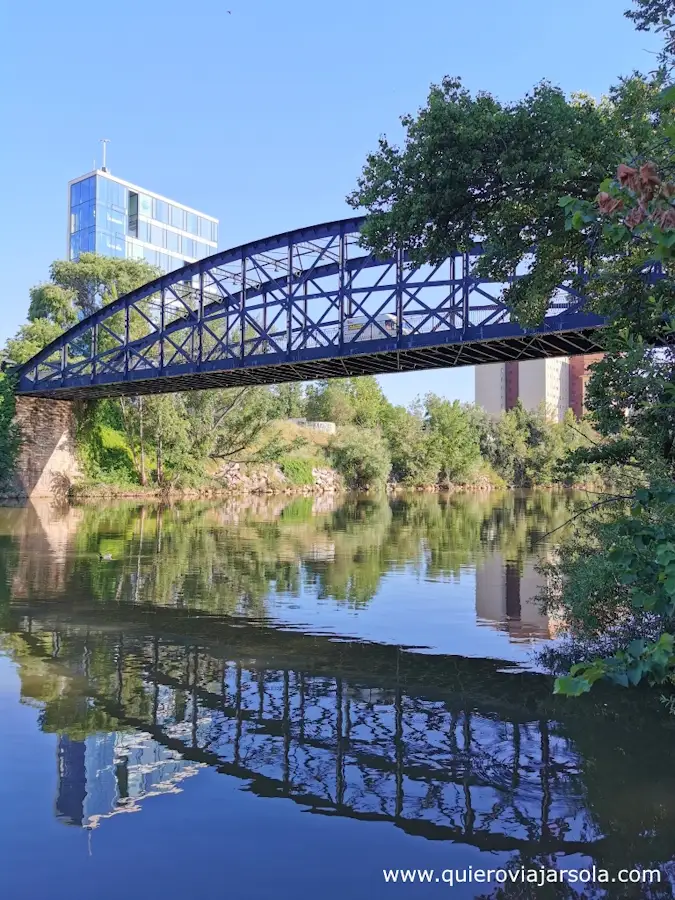 Vista del puente con reflejo en el río